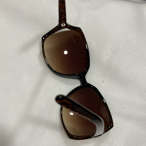 Tortoise Shell Tinted Plastic Sunglasses - Picture 4 of 11
